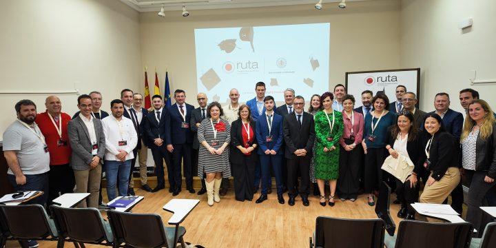 Celebramos la primera entrega de diplomas del Postgrado Universitario en Dirección y Gestión de Operaciones en el Transporte de Mercancías por Carretera en Valladolid.