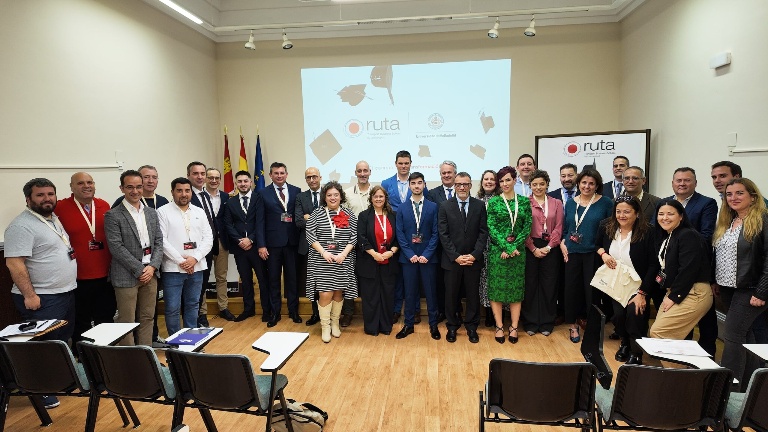 Fotografía grupal de los graduados y profesores en el postgrado en dirección de operaciones y gestión de flotas en el transporte por carretera